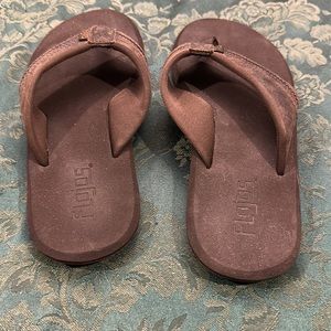 flojos brown flip flops